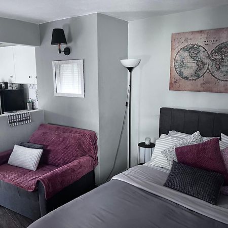 Cozy Studio Apartment In The Heart Of Athena Bagian luar foto