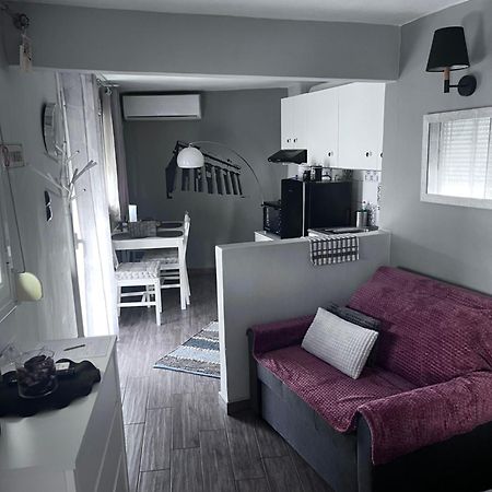Cozy Studio Apartment In The Heart Of Athena Bagian luar foto