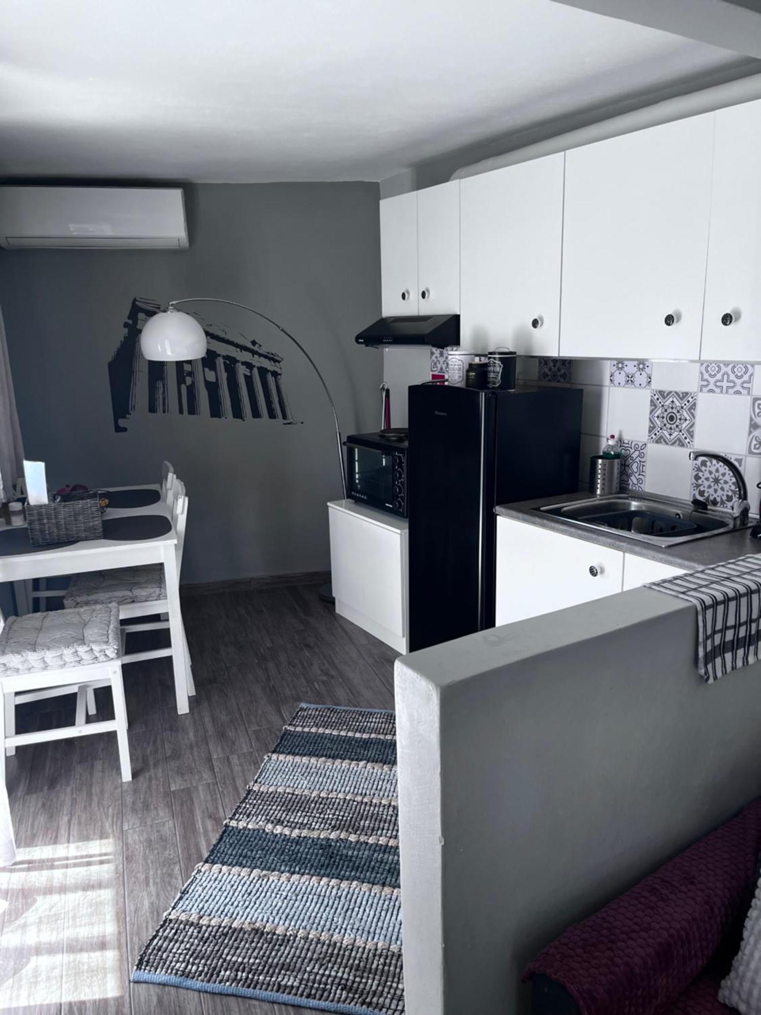 Cozy Studio Apartment In The Heart Of Athena Bagian luar foto